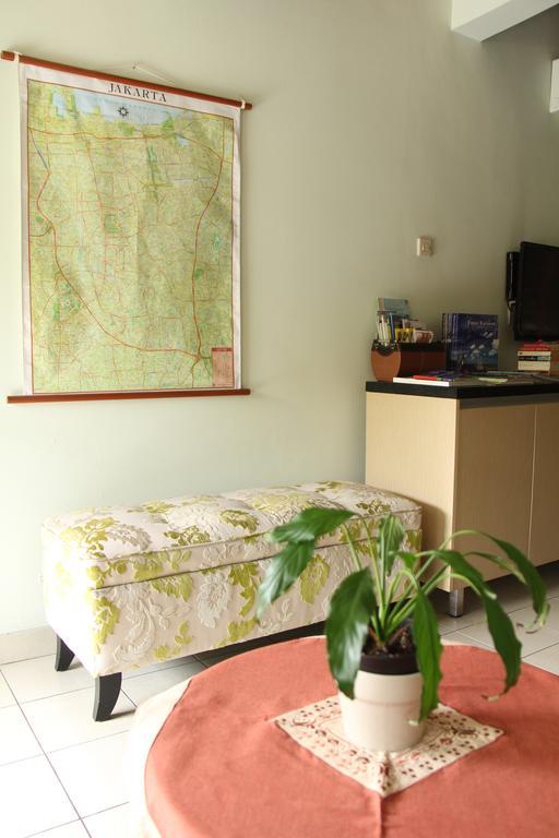 Bed And Breakfast Tomang Джакарта Экстерьер фото